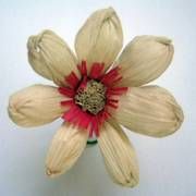 Handgearbeitete Blume aus Naturmaterial. TYP 18