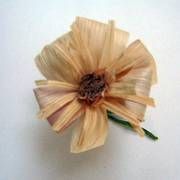 Handgearbeitete Blume aus Naturmaterial. TYP 13