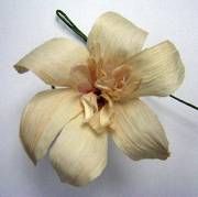 Handgearbeitete Blume aus Naturmaterial. TYP 2