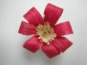 Handgearbeitete Blume aus Naturmaterial. TYP 1